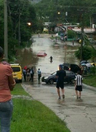 Lluvias provocan inundaciones en Ciudad Bolívar y Las Cumbres
