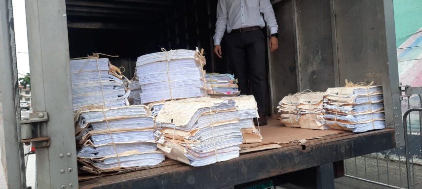 Camión del Órgano Judicial con gran cantidad de documentos y carpetas del caso Lava Jato.