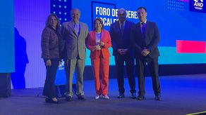 Directora de la Autoridad de Descentralización junto a oradores del Foro&nbsp;