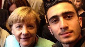 Corte desestima denuncia de refugiado sirio contra Facebook por selfie con Merkel