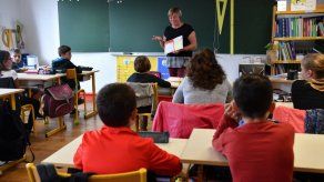 Francia quiere prohibir los celulares en centros de secundaria