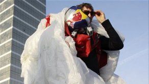 Paracaidistas festejan con un gran salto el año bisiesto