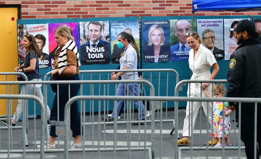 Los ciudadanos franceses llegan para emitir su voto para las elecciones presidenciales francesas de 2022.