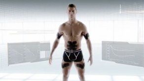 CR7 se desnuda en Japón para promocionar aparato de musculación
