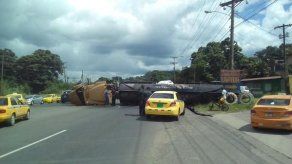 Reportan vuelco de camión cisterna en Colón