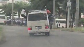 Retienen bus grabado con estudiantes balanceándose en las ventanas Retienen bus grabado con estudiantes balanceándose en las ventanas