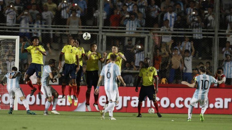 Con un Messi genial, Argentina golea 3-0 a Colombia