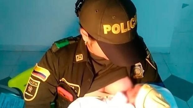 Bebé abandonada es amamantada por unidad policial en Colombia