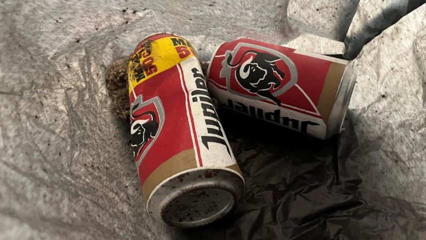 Hombre tira a la basura una obra de arte de latas de cerveza al confundirla con residuos
