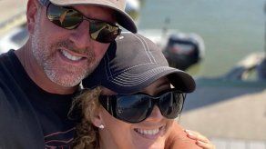 Erika Ender muy a gusto con su esposo.