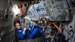 Astronautas se refigian de chatarra espacial
