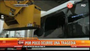 Grúa impacta a un Metro bus en San Miguelito
