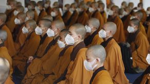 De acuerdo con sus deseos, Nhat Hanh será incinerado y sus cenizas se esparcirán en los centros y monasterios de Plum Village en todo el mundo.