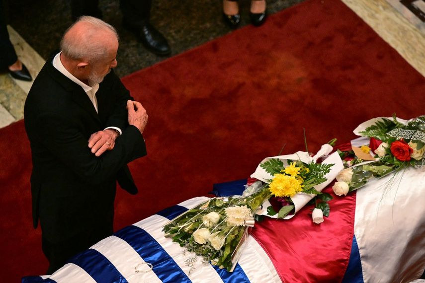 Luiz Inácio Lula da Silva honra a Pepe Mujica en su funeral.