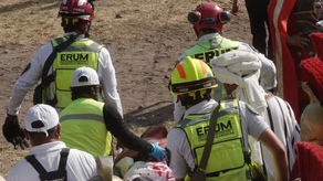 Hombre que actuaba como Jesús se cae de la cruz