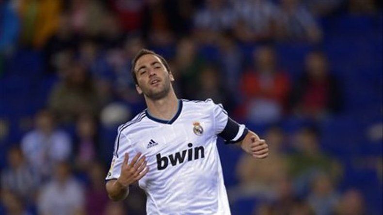 El Valencia golea 4-0 al Rayo, sueña con Champions
