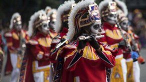 Desfilan por el Día de los Muertos en México