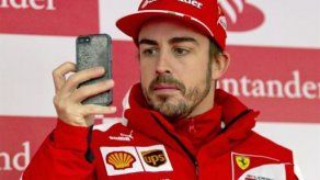 Alonso juega al fútbol en Dubai con Maradona