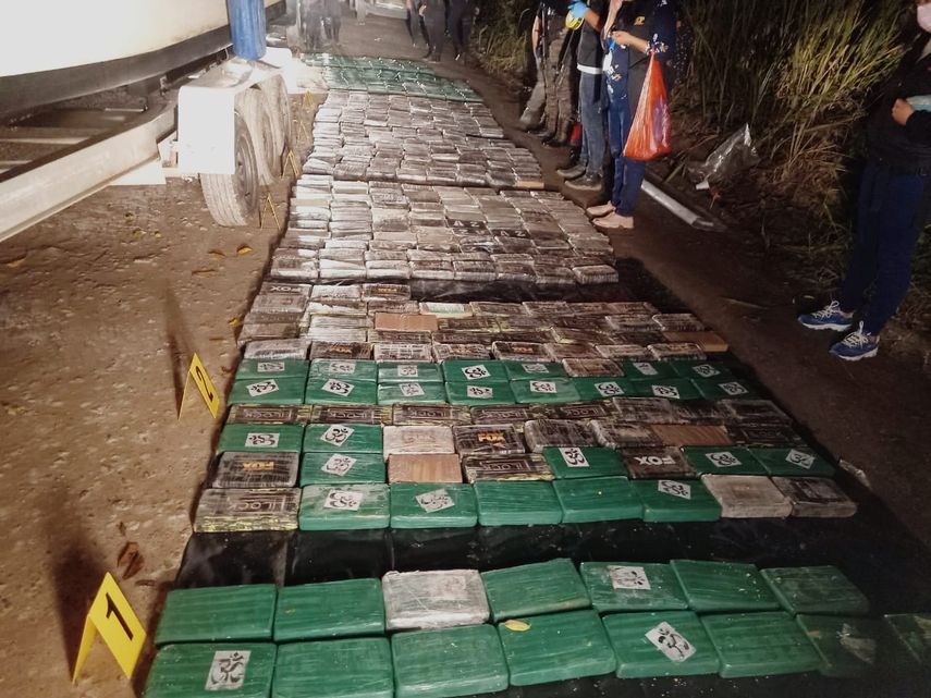 Uniformados junto a fiscales hallaron escondidos 515 kilos de cocaína en una lancha rápida tipo tiburonera durante un operativo en el municipio costero de Puerto Barrios.