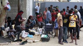 Los migrantes mantienen las protestas pese a que ACNUR informó el viernes que ha suspendido sus actividades de manera temporal en el centro luego que dos de sus empleados resultaron lesionados en medio de las tensiones con la multitud.