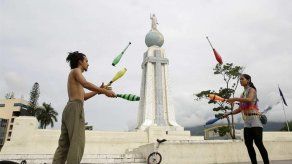 Artistas salvadoreños celebran el Día Internacional del Malabarismo