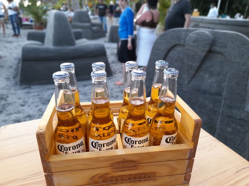Cerveza Corona exhibe bar confeccionado con arena en Panamá