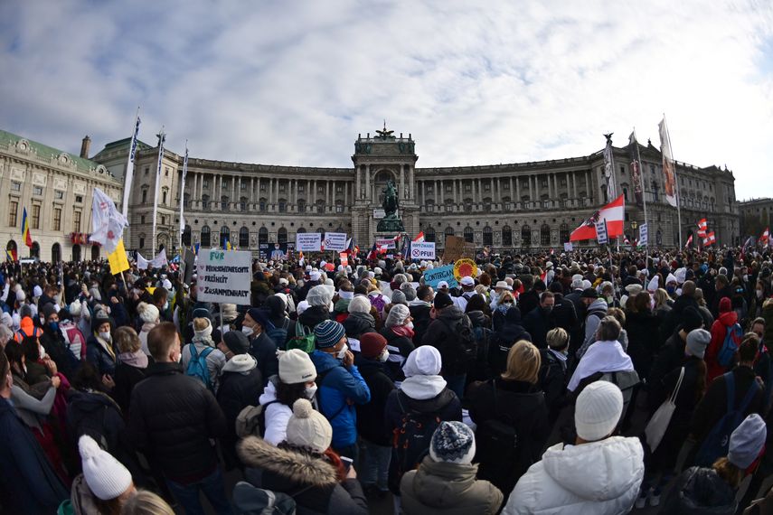Los manifestantes se reúnen durante un mitin organizado por el Partido de la Libertad de extrema derecha de Austria