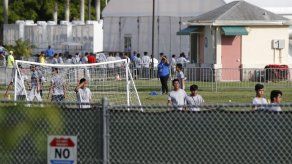 Jóvenes inmigrantes sufren en centros de detención en EEUU