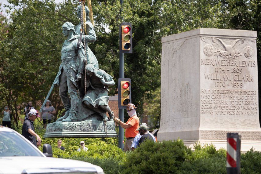 Los trabajadores del municipio desmantelaron las dos estatuas con una grúa
