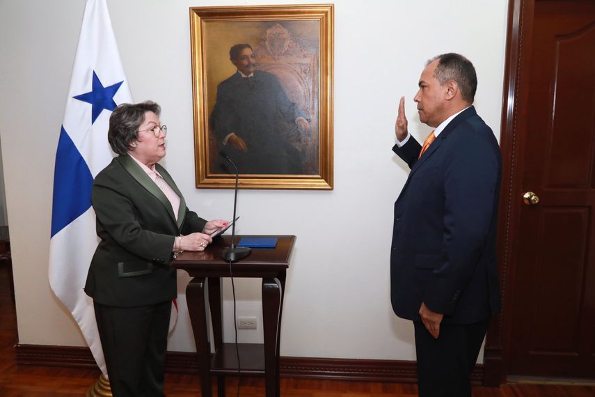 Juramentación de Luis Alfonso Guerra Morales como magistrado del Tribunal Electoral.