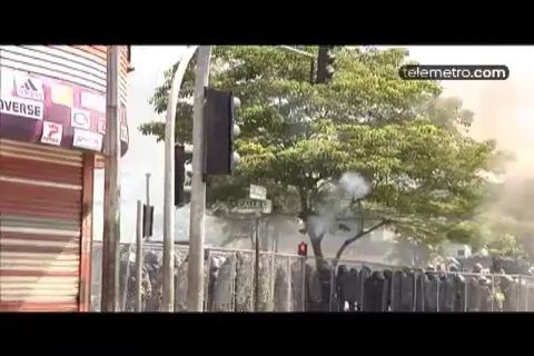 Civiles y PN miden fuerzas en Asamblea, cierres en la 5 de Mayo