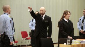 Breivik repite el saludo nazi al inicio de juicio contra el Estado noruego