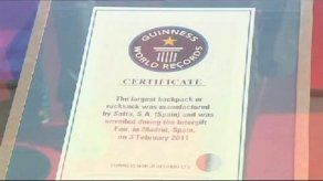 El Barca exhibe la mochila más grande del mundo en el Camp Nou