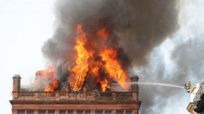 Incendio devora un edificio icónico de Belfast