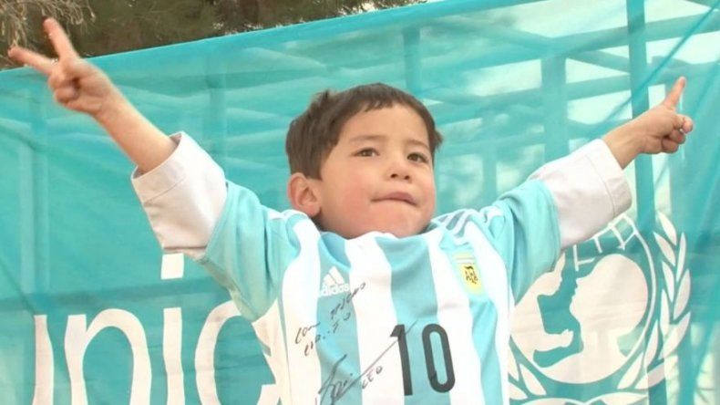 El niño de la camiseta de Messi hecha con una bolsa conoce a su ídolo