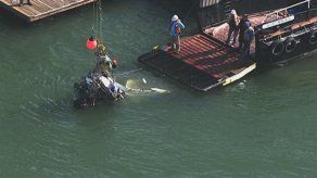 Recuperan avioneta caída en bahía de San Francisco