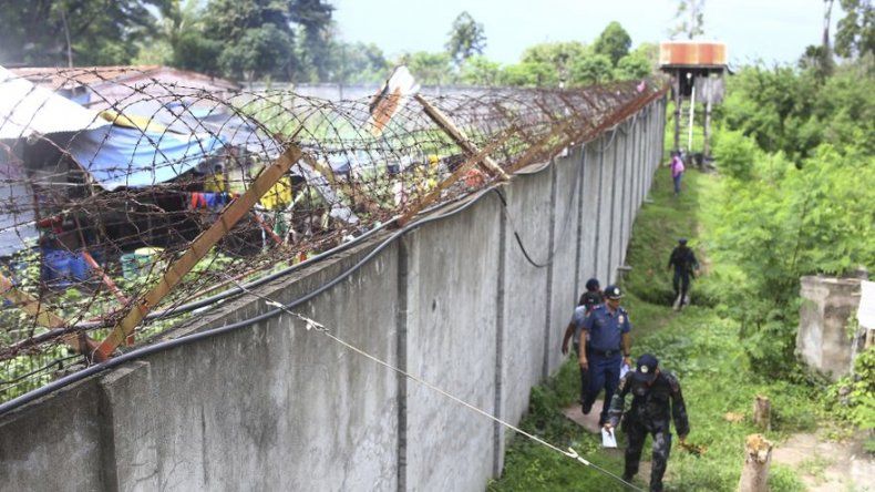 Capturan a 34 de los 158 reos huidos de un penal filipino