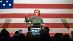 Clinton y Sanders debaten tras dividir votos en primarias de EEUU
