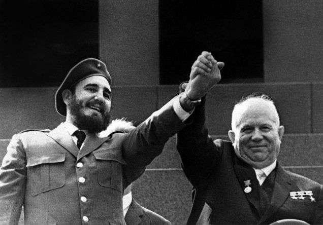 El líder cubano Fidel Castro junto a personalidades del mundo