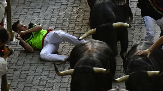 Decenas de miles de visitantes acuden a las fiestas de Pamplona.