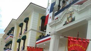 Instituto Nacional desfila de manera pacífica ante palco presidencial este 3 de noviembre