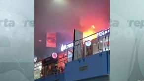 Bomberos controlan incendio en el Aeropuerto de Tocumen.