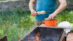 ¿Cómo introducir la carne en la brocheta sin riesgos?