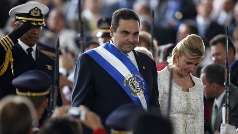 Expresidente salvadoreño confiesa que desvió fondos públicos