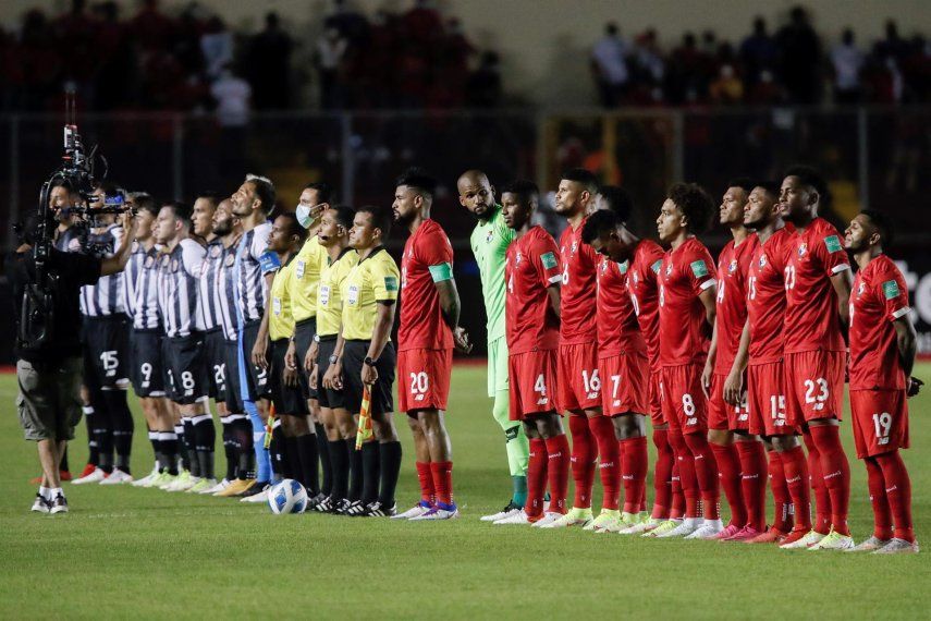 Jugadores de Panamá (d) y de Costa Rica durante el partido de las eliminatorias de Concacaf para el Mundial de Qatar 2022.