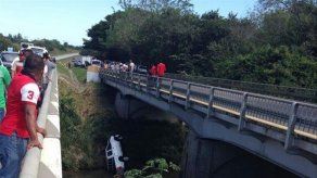 Auto pick-up se accidenta y cae debajo de puente en Río Hato