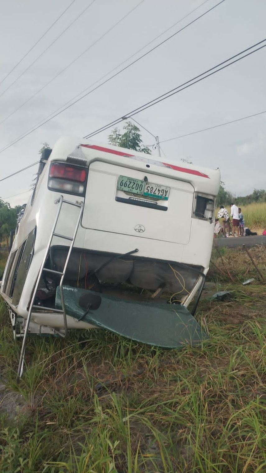 ¡Susto! Bus con 34 pasajeros se vuelva en Chame
