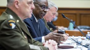 En el medio, Lloyd Austin, secretario de Defensa de Estados Unidos.