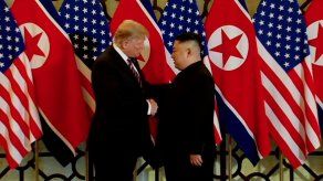 Trump y Kim se dan la mano en inicio de cumbre