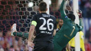 Mourinho dice Cech fue atropellado y lesionado para el resto de temporada